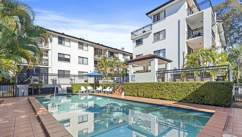 Photo - 3/5 Railway Street, Southport QLD 4215 - Image 2