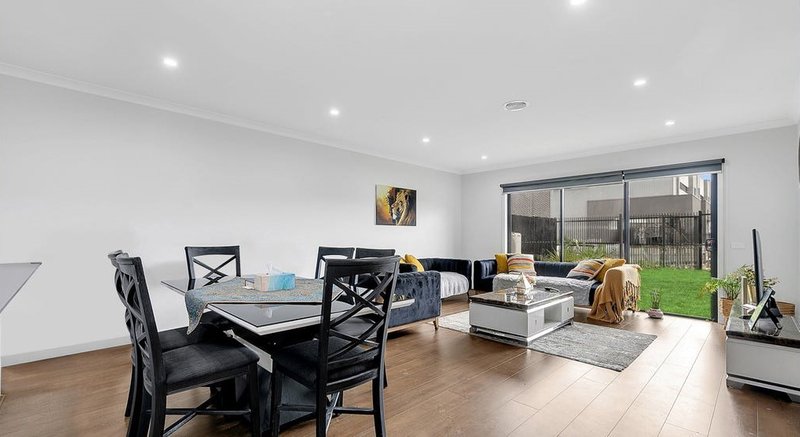 Photo - 35 Regatta Drive, Craigieburn VIC 3064 - Image 3