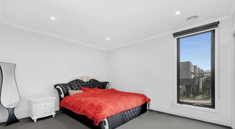 Photo - 35 Regatta Drive, Craigieburn VIC 3064 - Image 5