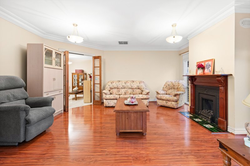 Photo - 35 Riversdale Drive, Werribee VIC 3030 - Image 10