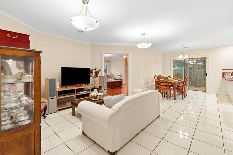 Photo - 35 Riversdale Drive, Werribee VIC 3030 - Image 11