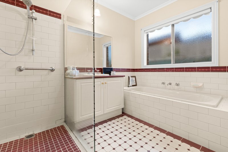 Photo - 35 Riversdale Drive, Werribee VIC 3030 - Image 17