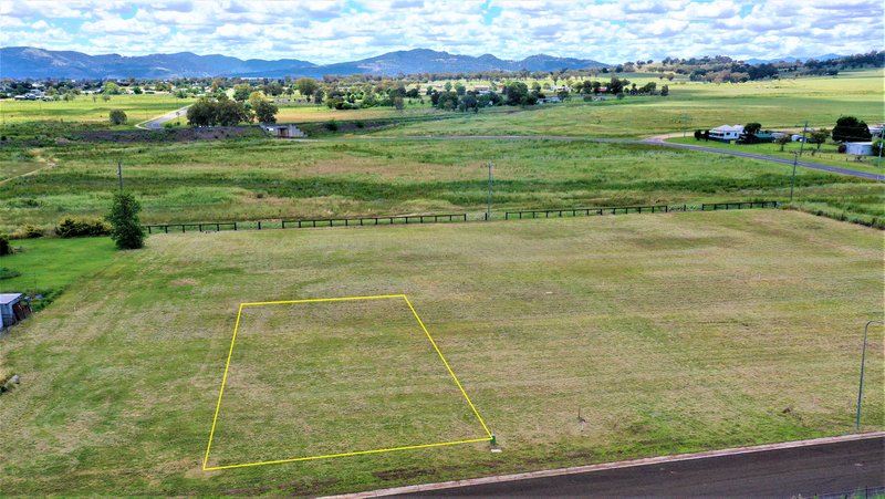 Photo - 35 Robey Avenue, Quirindi NSW 2343 - Image 3