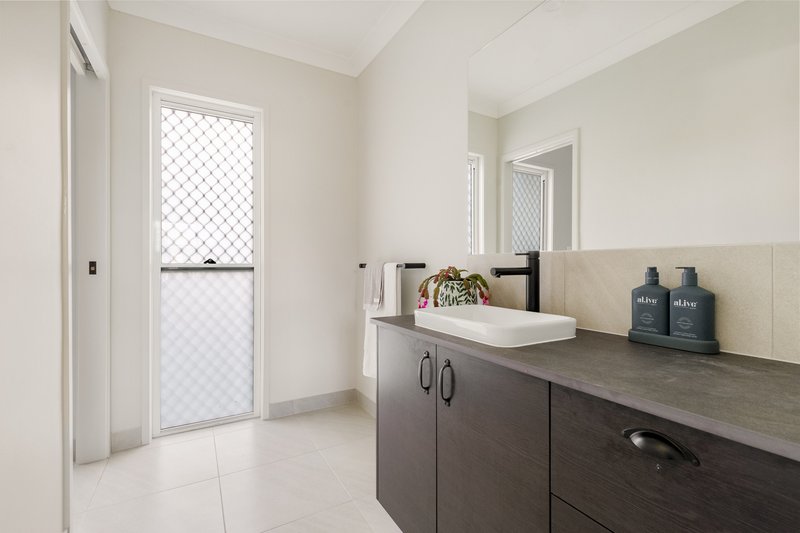 Photo - 35 Ronruth Street, The Gap QLD 4061 - Image 19
