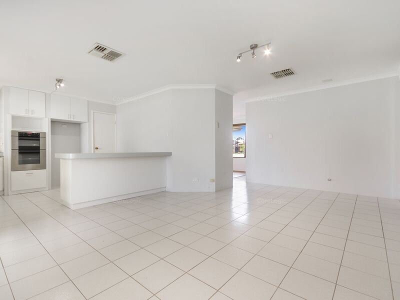 Photo - 35 Rosella Circle, Ballajura WA 6066 - Image 4