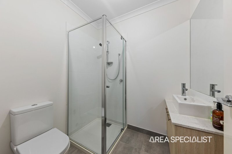 Photo - 35 Rubus Way, Pakenham VIC 3810 - Image 3