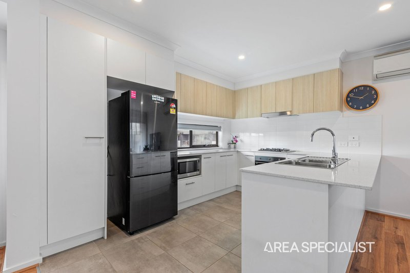 Photo - 35 Rubus Way, Pakenham VIC 3810 - Image 6