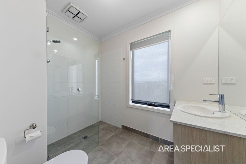 Photo - 35 Rubus Way, Pakenham VIC 3810 - Image 14