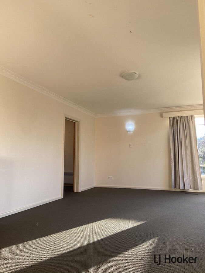 Photo - 35 Russell Street, Hackett ACT 2602 - Image 4