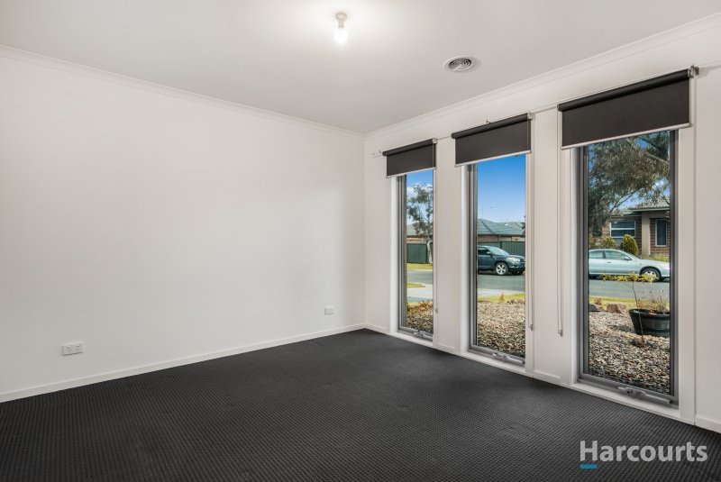 Photo - 35 Sienna Way, Pakenham VIC 3810 - Image 4