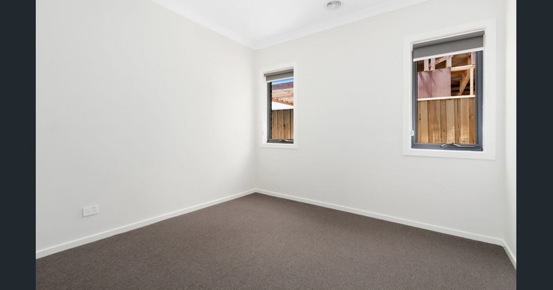 Photo - 35 Skylark Boulevard, Clyde North VIC 3978 - Image 7