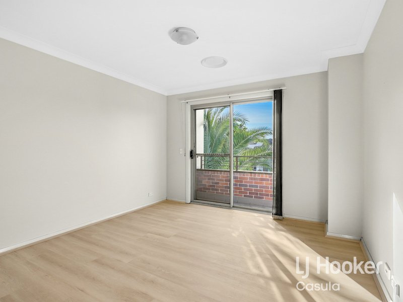 Photo - 35 Sovereign Circuit, Glenfield NSW 2167 - Image 5