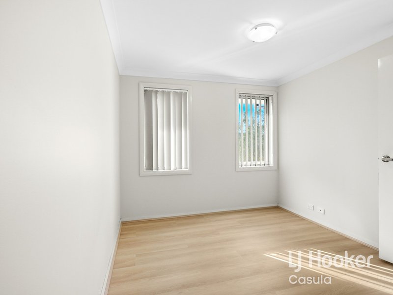 Photo - 35 Sovereign Circuit, Glenfield NSW 2167 - Image 8