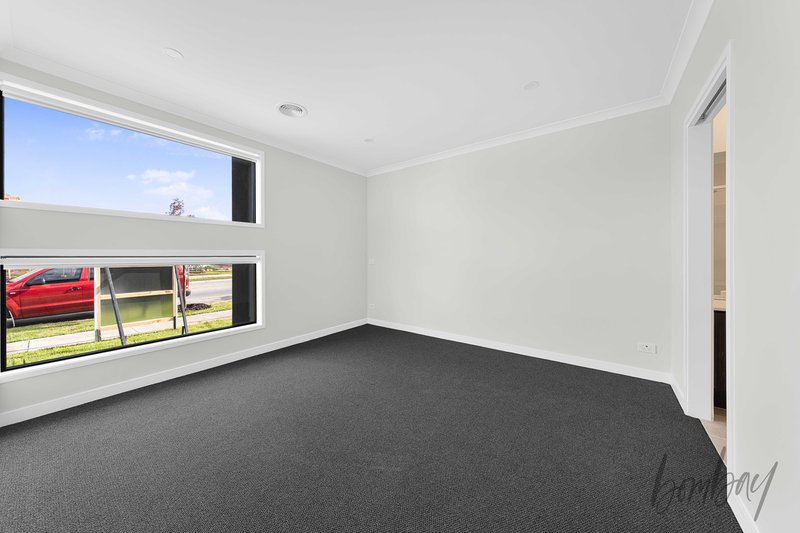 Photo - 35 Swiss Boulevard, Donnybrook VIC 3064 - Image 3