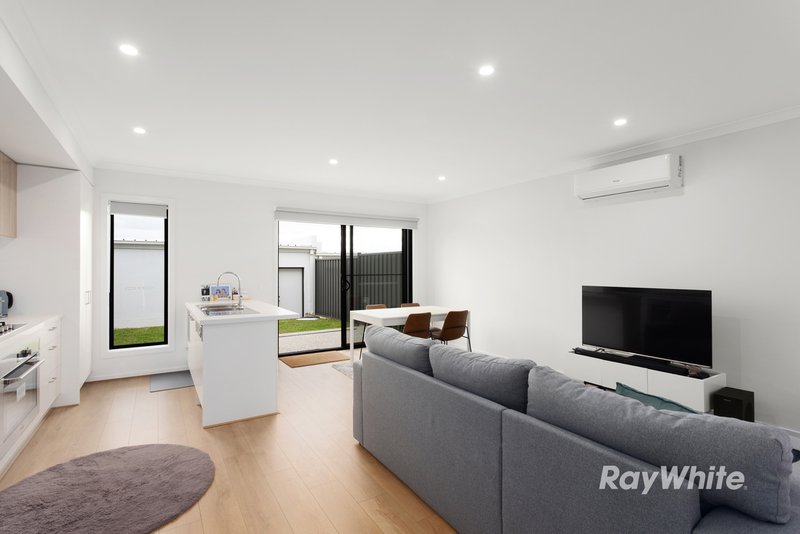 Photo - 35 Tomatina Way, Berwick VIC 3806 - Image 2