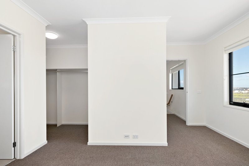 Photo - 35 Treeve Parkway, Werribee VIC 3030 - Image 5