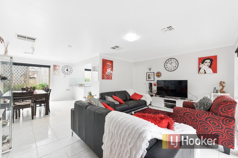 Photo - 35 Warana Drive, Hampton Park VIC 3976 - Image 5