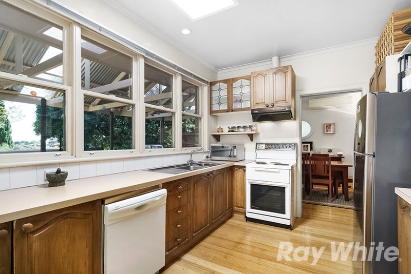 Photo - 35 Wave Avenue, Mount Waverley VIC 3149 - Image 3