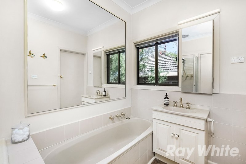 Photo - 35 Wave Avenue, Mount Waverley VIC 3149 - Image 7