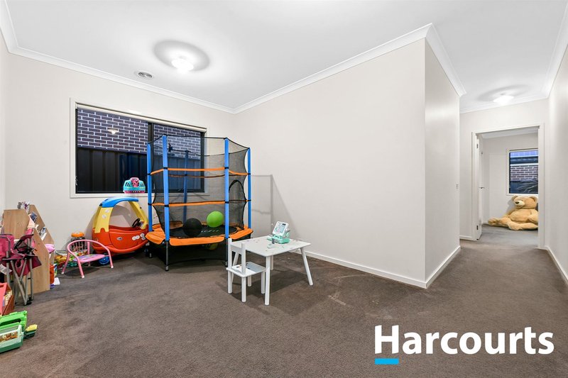 Photo - 35 Wilkiea Crescent, Cranbourne North VIC 3977 - Image 11