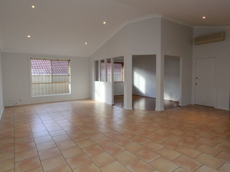 Photo - 35 William Mannix Ave , Currans Hill NSW 2567 - Image 4