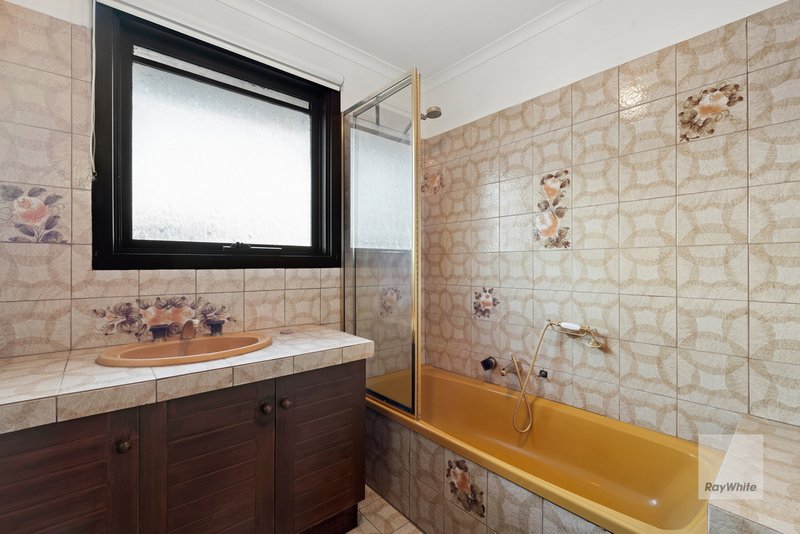 Photo - 35 Willow Drive, Avondale Heights VIC 3034 - Image 7
