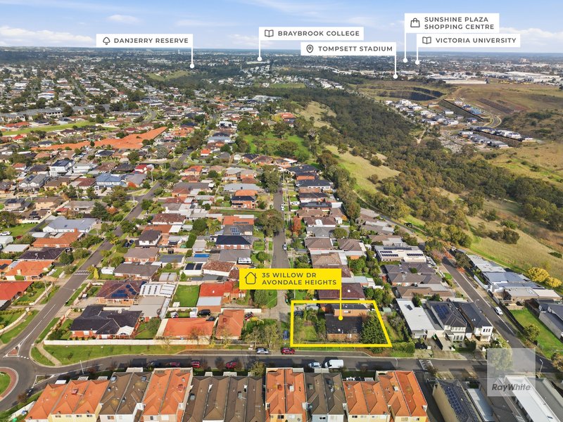 Photo - 35 Willow Drive, Avondale Heights VIC 3034 - Image 11