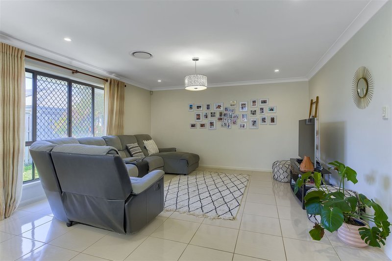 Photo - 35 Windjana Crescent, Fitzgibbon QLD 4018 - Image 5