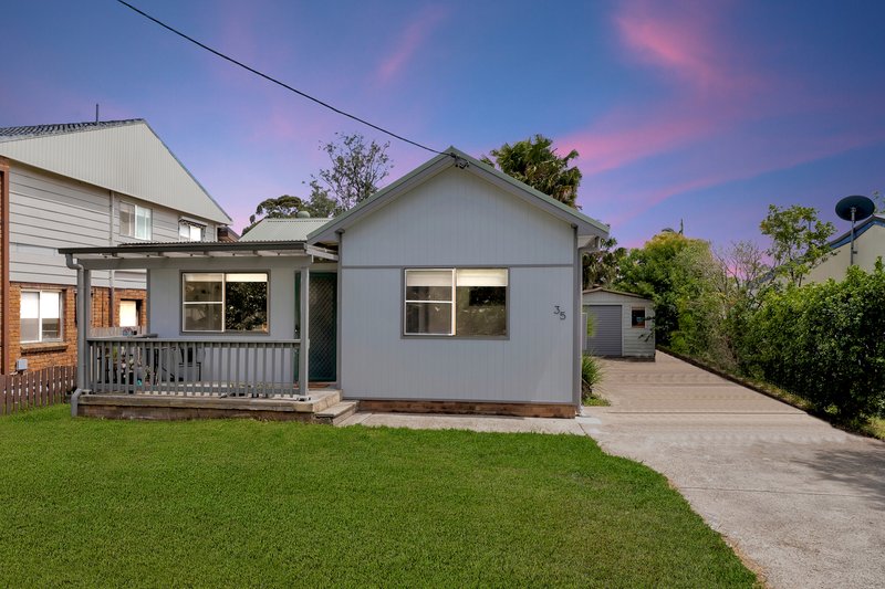 35 Windsor Road, Berkeley Vale NSW 2261