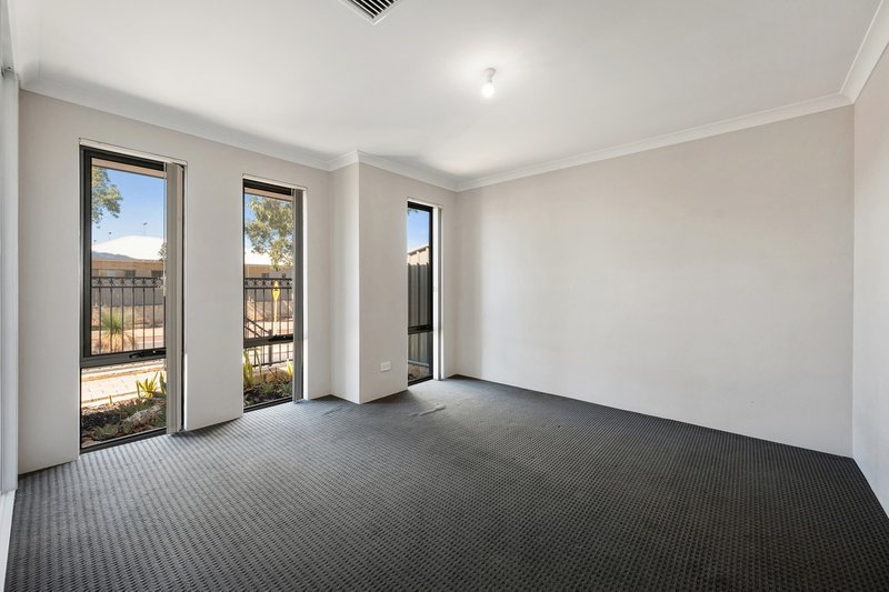 Photo - 351 Lambeth Circle, Wellard WA 6170 - Image 2