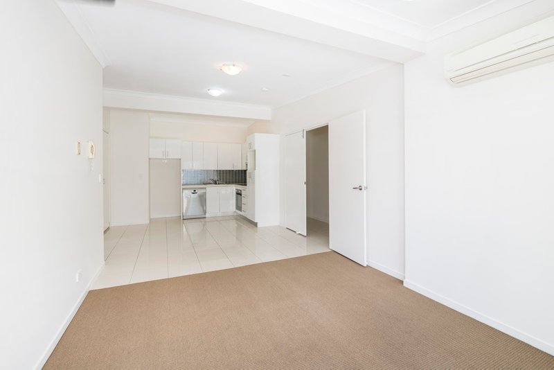 Photo - 35/108 Nicholson Street, Greenslopes QLD 4120 - Image 2