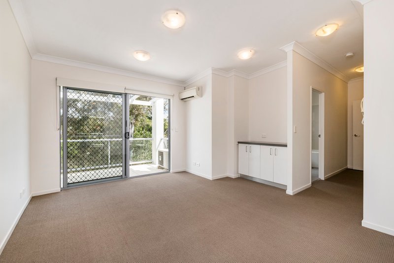 Photo - 35/108 Nicholson Street, Greenslopes QLD 4120 - Image 5