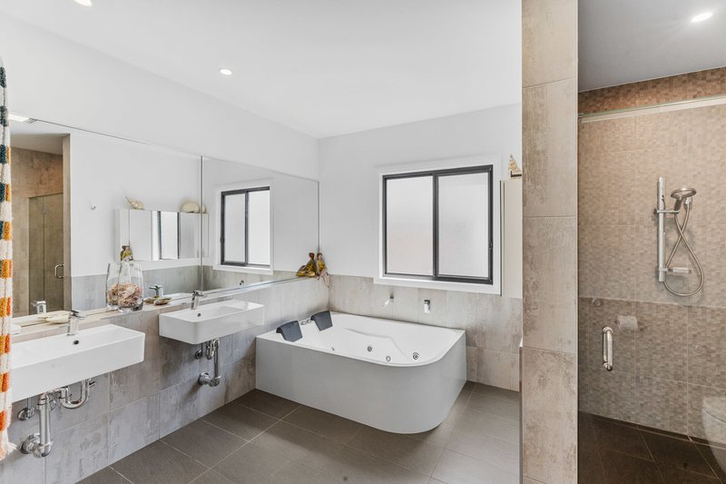 Photo - 356 Torquay Terrace, Torquay QLD 4655 - Image 13