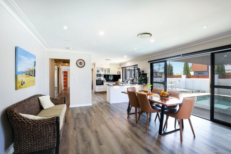 Photo - 35a Beverley Crescent, Broadbeach Waters QLD 4218 - Image 13