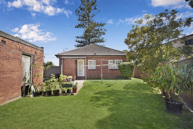 Photo - 36 Chiswick Road, Greenacre NSW 2190 - Image 5