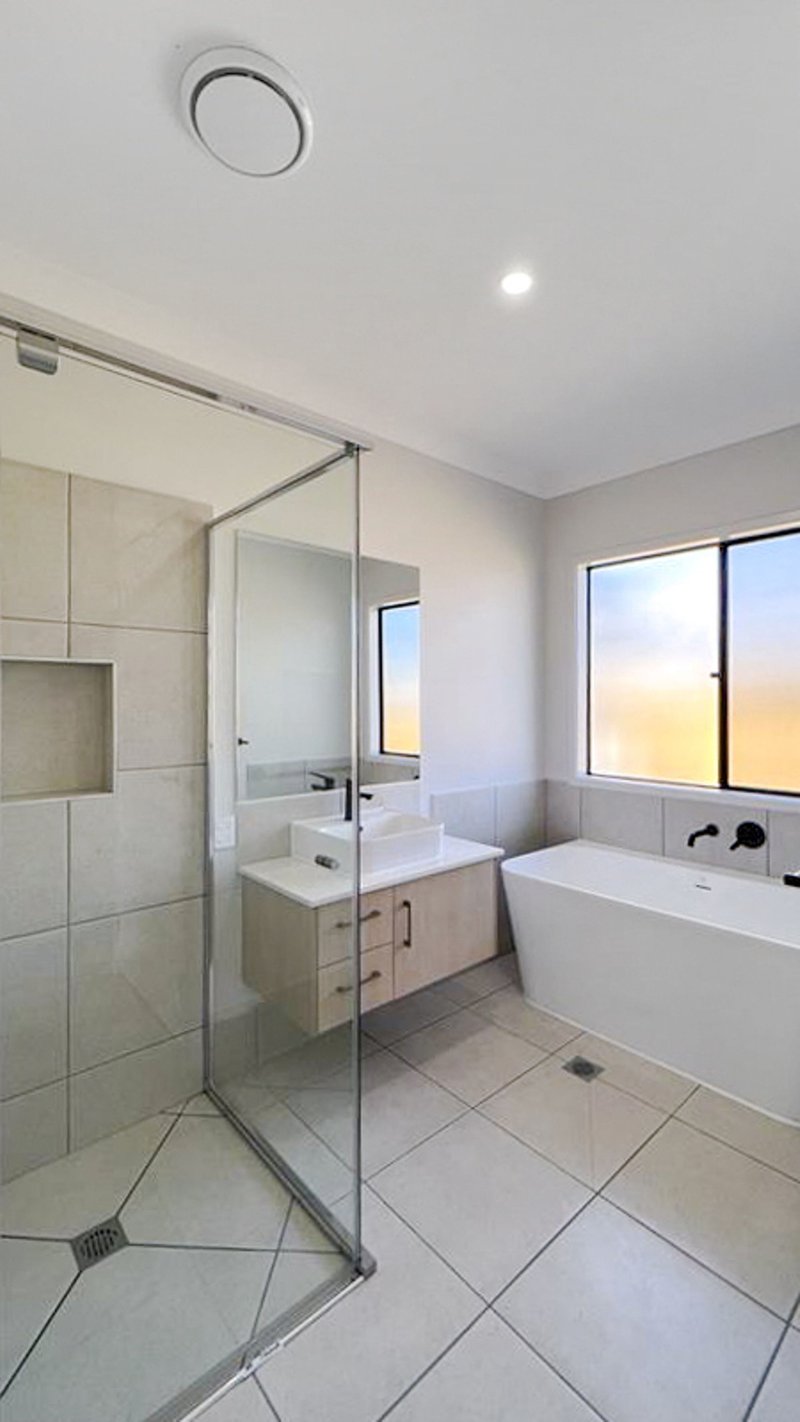 Photo - 36 Edinburgh Crescent, Gleneagle QLD 4285 - Image 7