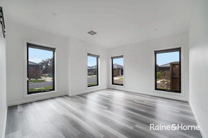 Photo - 36 Falconer Drive, Mickleham VIC 3064 - Image 13