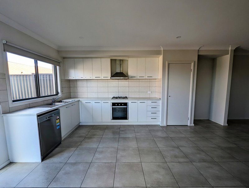 Photo - 36 Fluent Lane, Greenvale VIC 3059 - Image 6