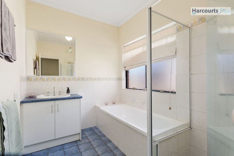 Photo - 36 Freebairn Drive, Hallett Cove SA 5158 - Image 16