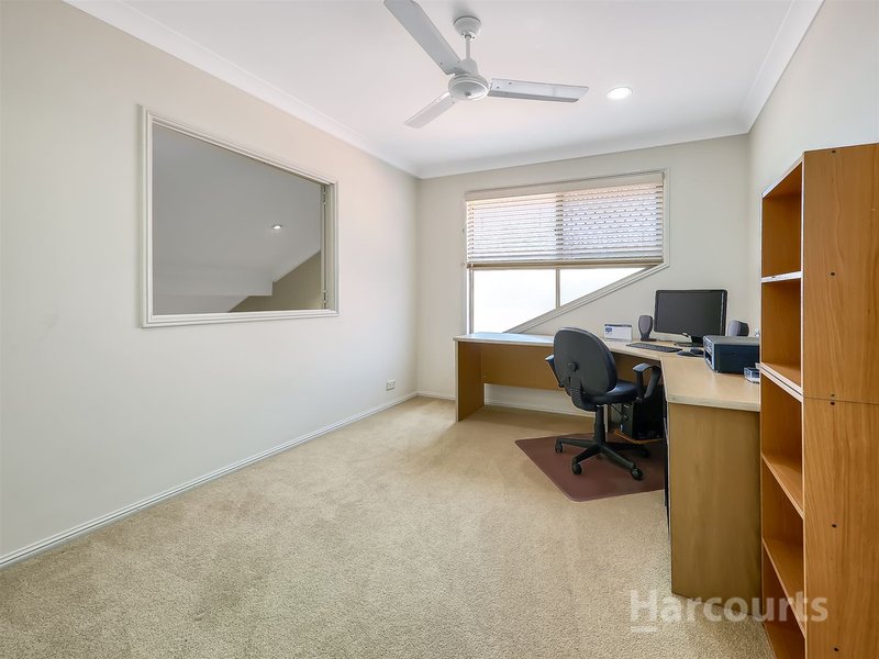 Photo - 36 Halleys Cres , Bridgeman Downs QLD 4035 - Image 12