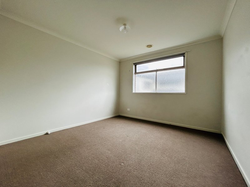 Photo - 36 Highlander Drive, Craigieburn VIC 3064 - Image 16