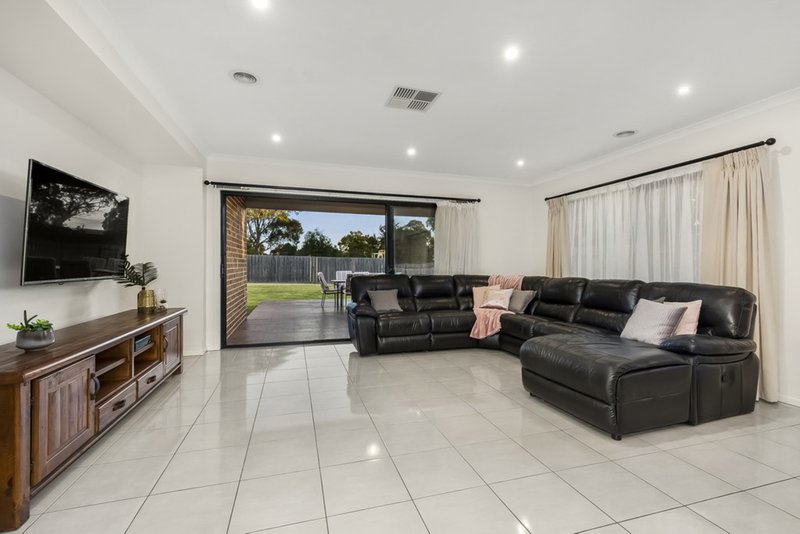 Photo - 36 Johnson Drive, Glen Waverley VIC 3150 - Image 3