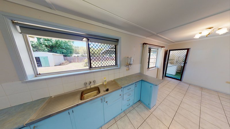 Photo - 36 Maple Street, Holloways Beach QLD 4878 - Image 3