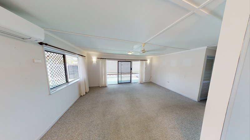 Photo - 36 Maple Street, Holloways Beach QLD 4878 - Image 4