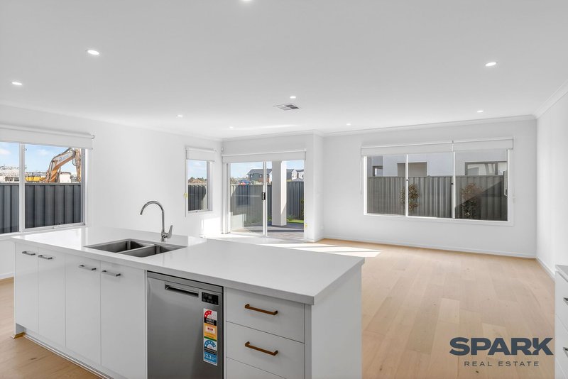 Photo - 36 Mosman Circuit, Tarneit VIC 3029 - Image 3