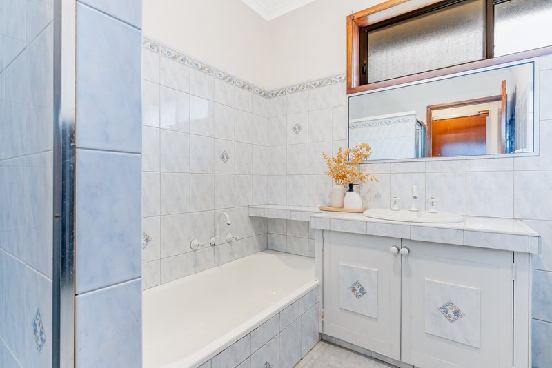 Photo - 36 Nabilla Crescent, Strathdale VIC 3550 - Image 15