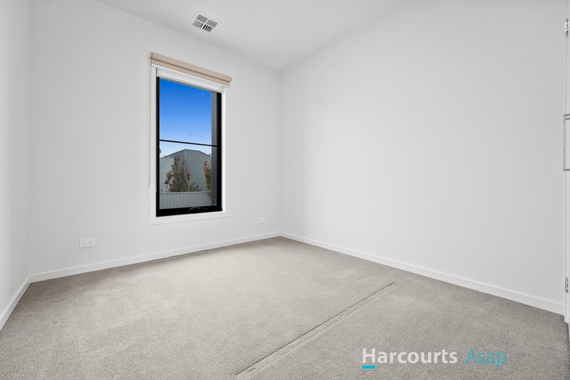 Photo - 36 Spirit Boulevard, Cranbourne East VIC 3977 - Image 9