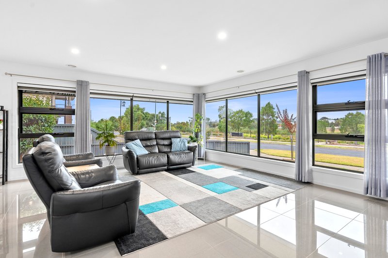 Photo - 36 Weerana Way, Lara VIC 3212 - Image 2