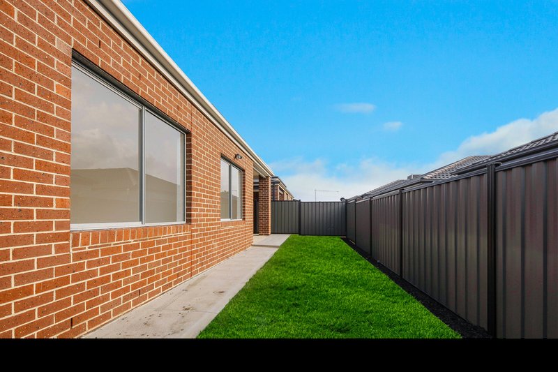 Photo - 362 Highlander Drive, Craigieburn VIC 3064 - Image 11