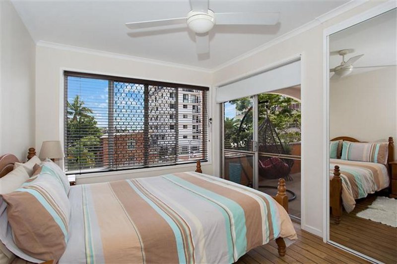 Photo - 3/62 Paradise Island Drive, Surfers Paradise QLD 4217 - Image 4